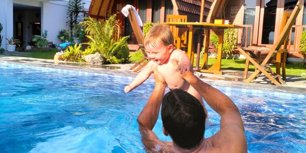 guest swimming tolong blur wajah anaknya